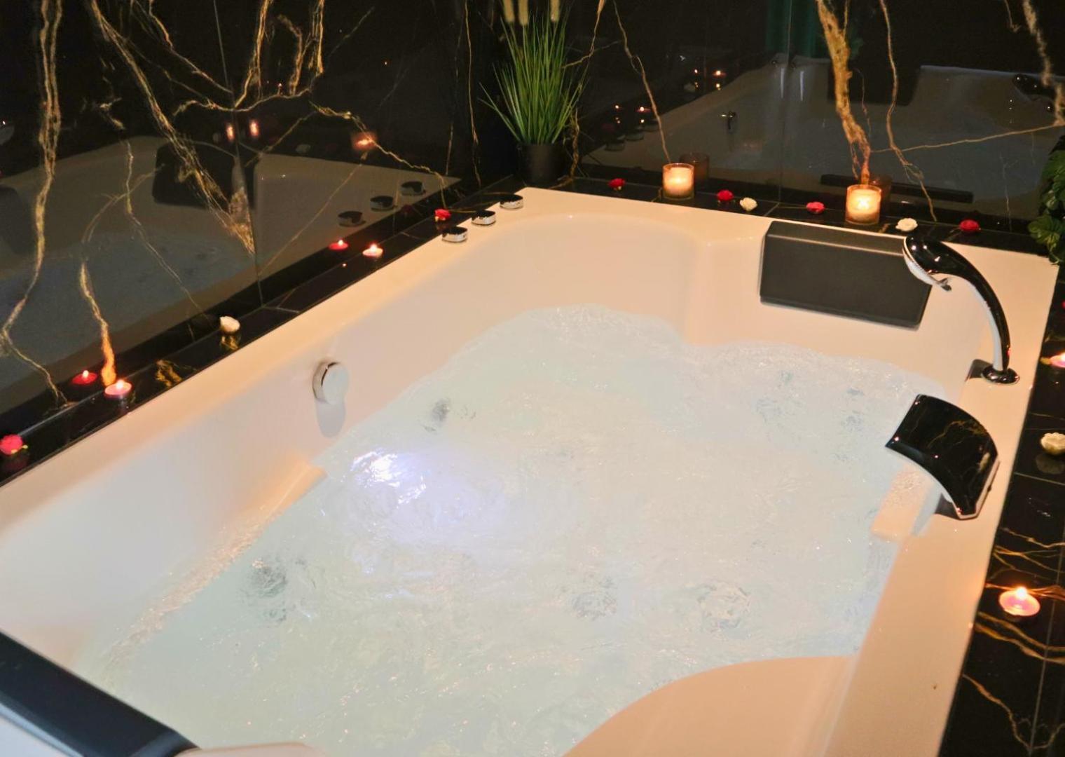 Sejour Detente A Saint-Omer - Jacuzzi Prive, Terrasse, Centre-Ville Et Parking Gratuit Dış mekan fotoğraf