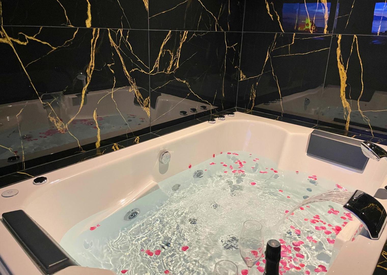 Sejour Detente A Saint-Omer - Jacuzzi Prive, Terrasse, Centre-Ville Et Parking Gratuit Dış mekan fotoğraf